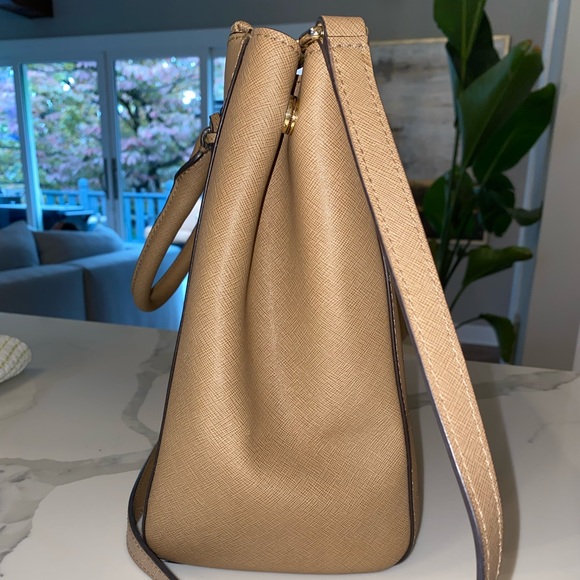 Michael Kors large tote available! Great for travel! Lots of pockets and storage - Picture 6 of 7